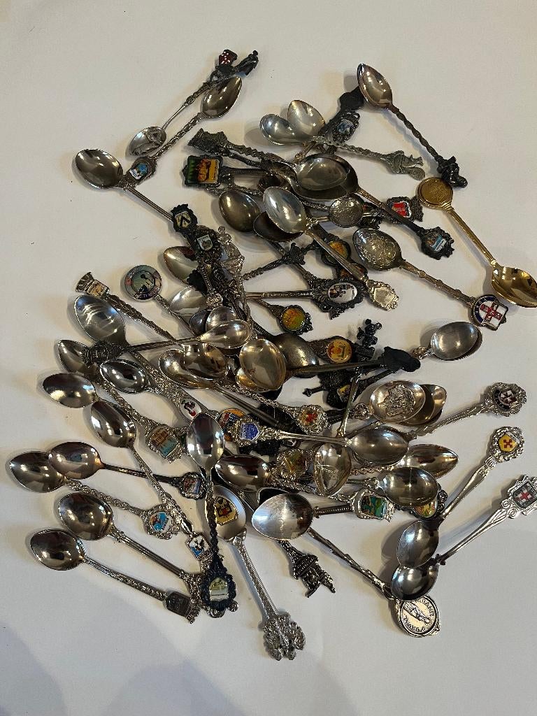 60 souvenir lepeltjes, Enlèvement