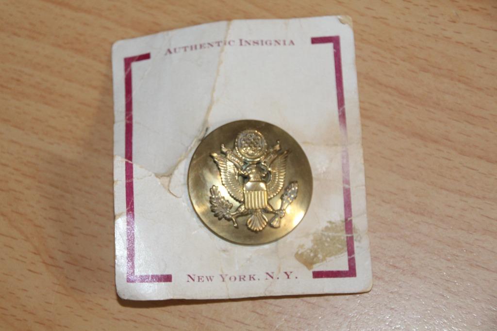US WW2 insigne de képi  sur son présentoir carton., Collections, Envoi, Armée de terre, Emblème ou Badge