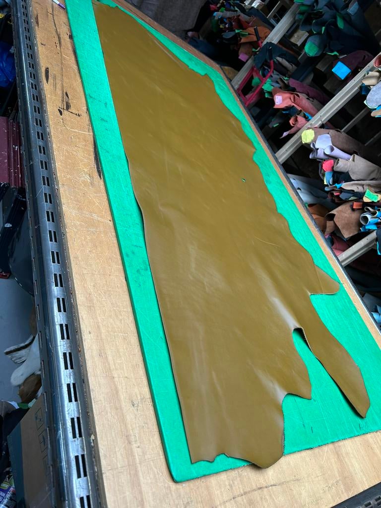 2 olijf groen kalfs halve huiden 1.3mm dik stug&glad A539-40, Enlèvement ou Envoi, Comme neuf, Vert