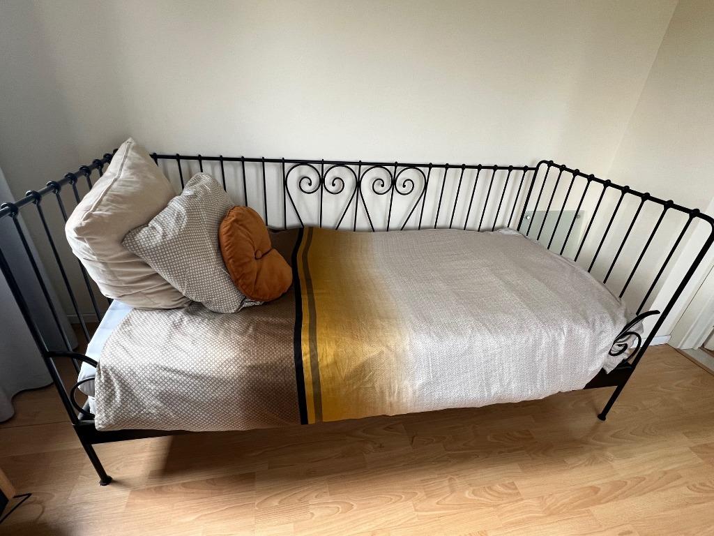 Bed met metalen frame, Huis en Inrichting, Slaapkamer | Bedden, Ophalen, Gebruikt, 90 cm, Eenpersoons