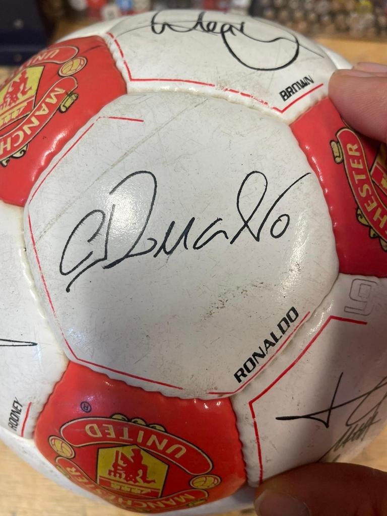 Voetbal , gesigneerd door spelers Manchester United ., Sport en Fitness, Ophalen of Verzenden, Zo goed als nieuw, Bal