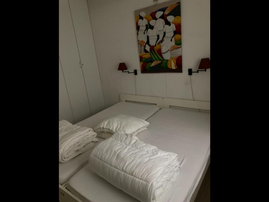 2 bedden met gelakt houten frame + lattenbodems, Huis en Inrichting, Slaapkamer | Complete slaapkamers, Ophalen, Gebruikt, Tweepersoons