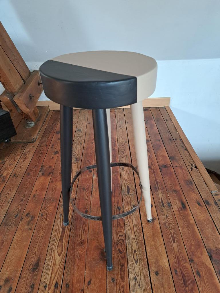 Tabouret de bar relooké, Enlèvement