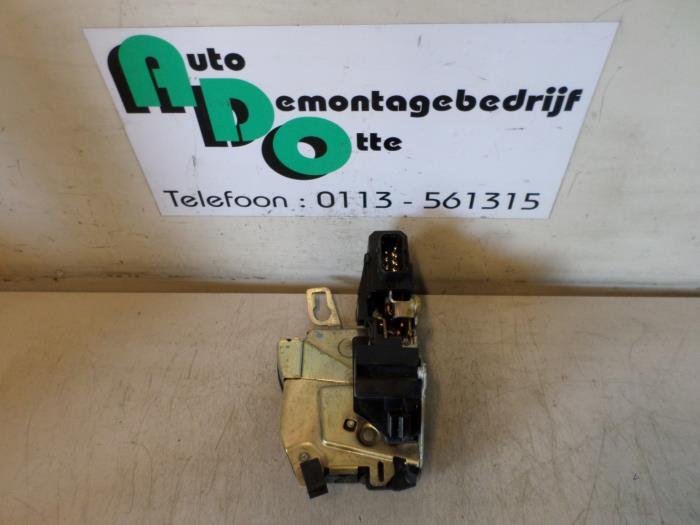 Deurslot Mechaniek 4Deurs rechts-voor van een BMW 3-Serie (3, Gebruikt, -, -, Ophalen of Verzenden