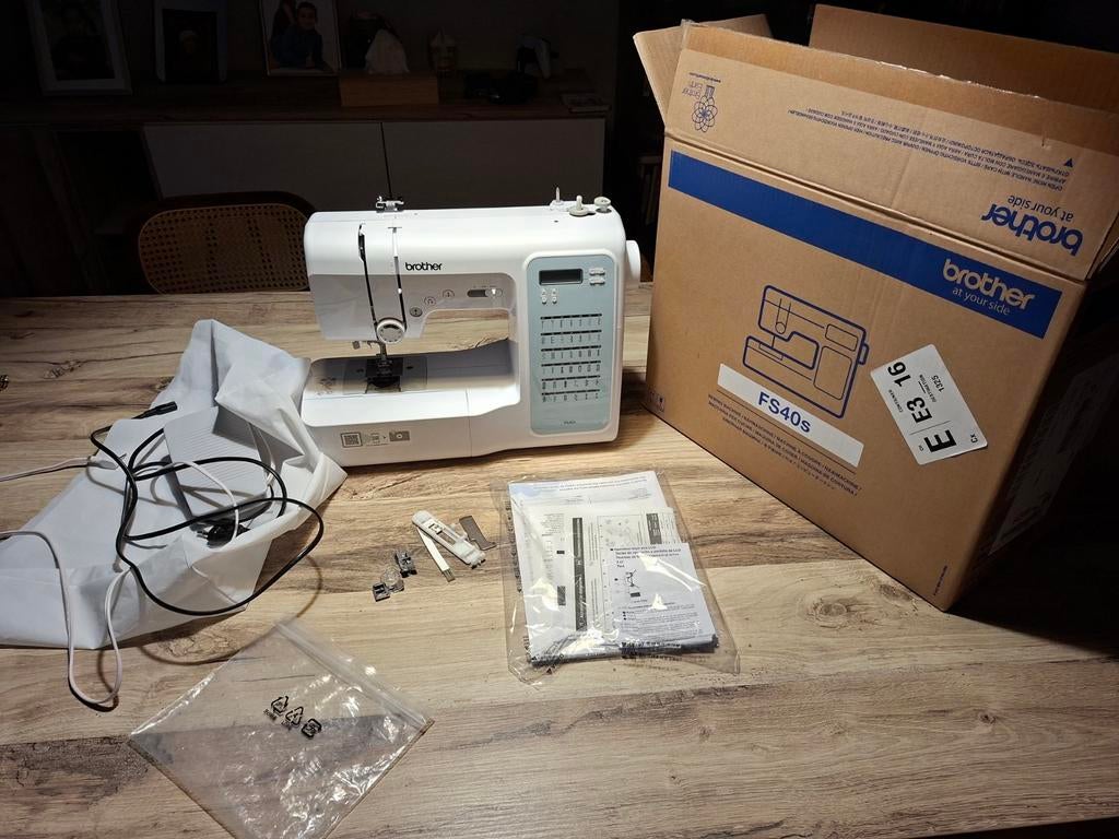BROTHER FS40s – comme neuve – complète boîte + accessoires, Hobby & Loisirs créatifs, Machines à coudre & Accessoires, Comme neuf