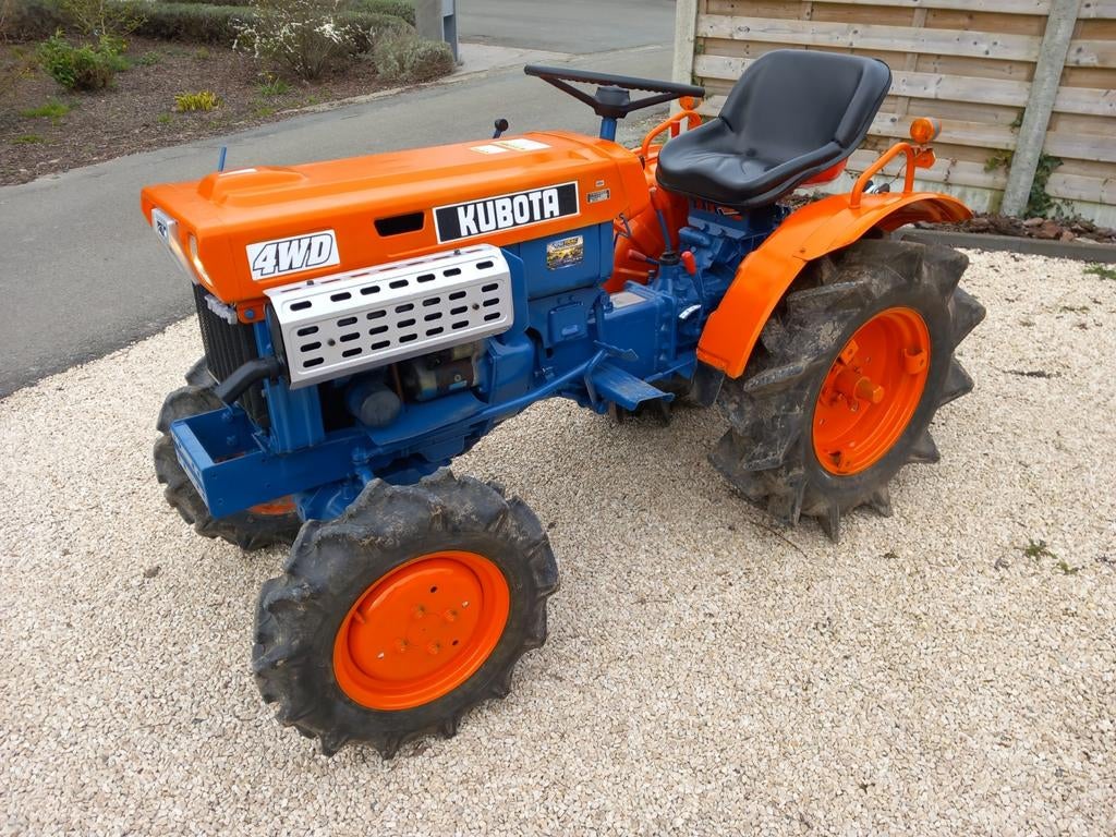 Kubota B7000 4x4 – Zeer nette staat – Direct inzetbaar, Zakelijke goederen, Landbouw | Tractoren, Ophalen