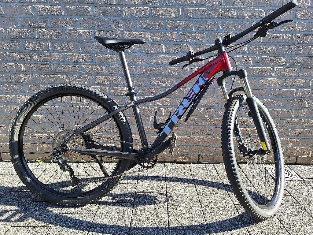 MTB Trek Marlin 6 kleur Rage Red to Dnister Black Fade, Vélos & Vélomoteurs, Enlèvement, Utilisé, Hommes, Trek