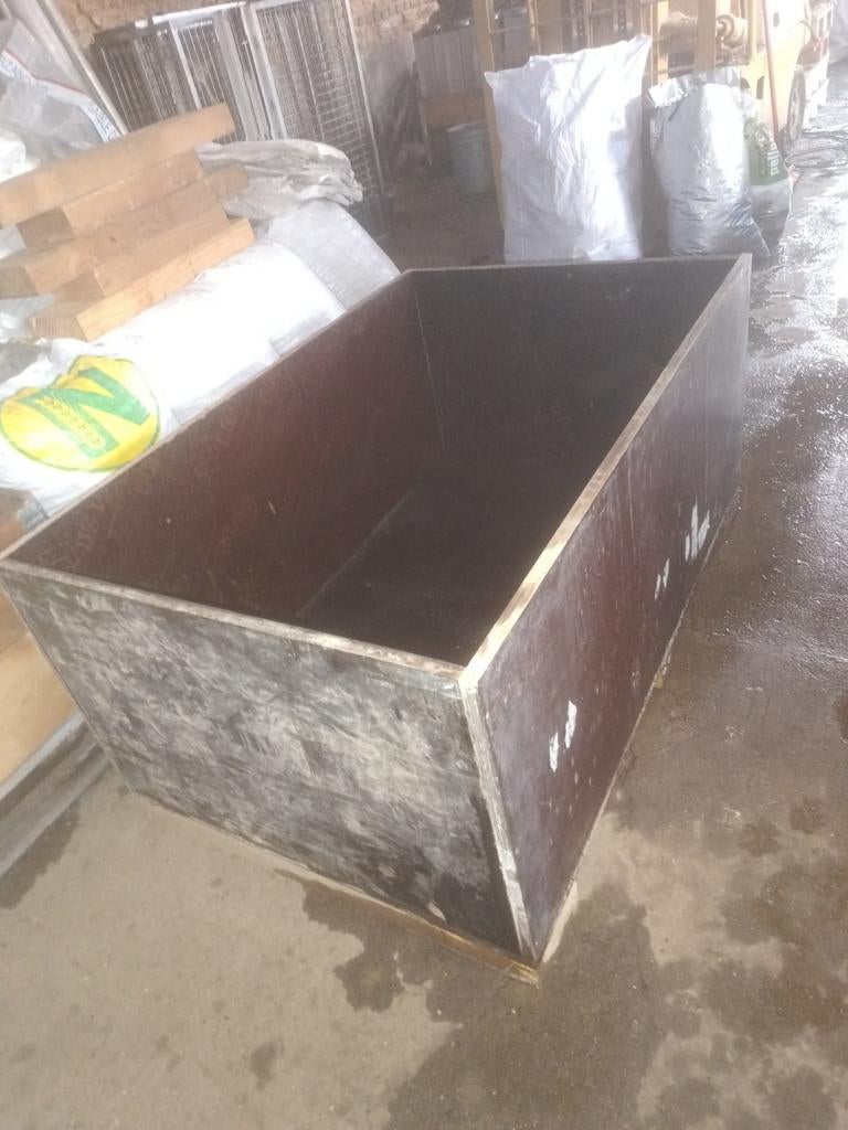 Grand contenant en plaques de contreplaqué de béton imperméa, Enlèvement