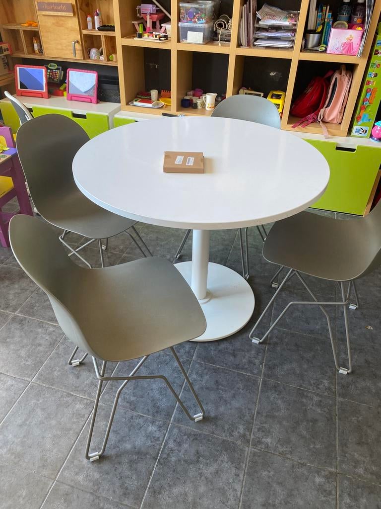 Ronde tafel met 4 design stoelen, Huis en Inrichting, Tafels | Eettafels, Zo goed als nieuw, Ophalen