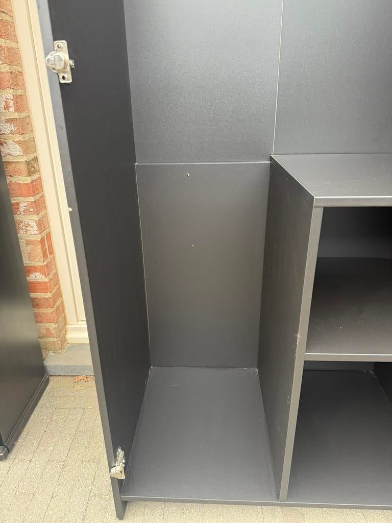 Kleerkast zwartbruin, Enlèvement, Utilisé