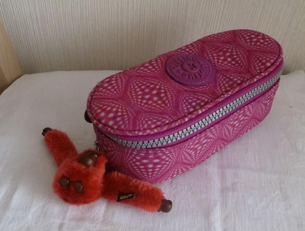 Kipling ovale pennenetui „duobox” driekleur + aap, Diversen, Schoolbenodigdheden, Gebruikt, Ophalen of Verzenden