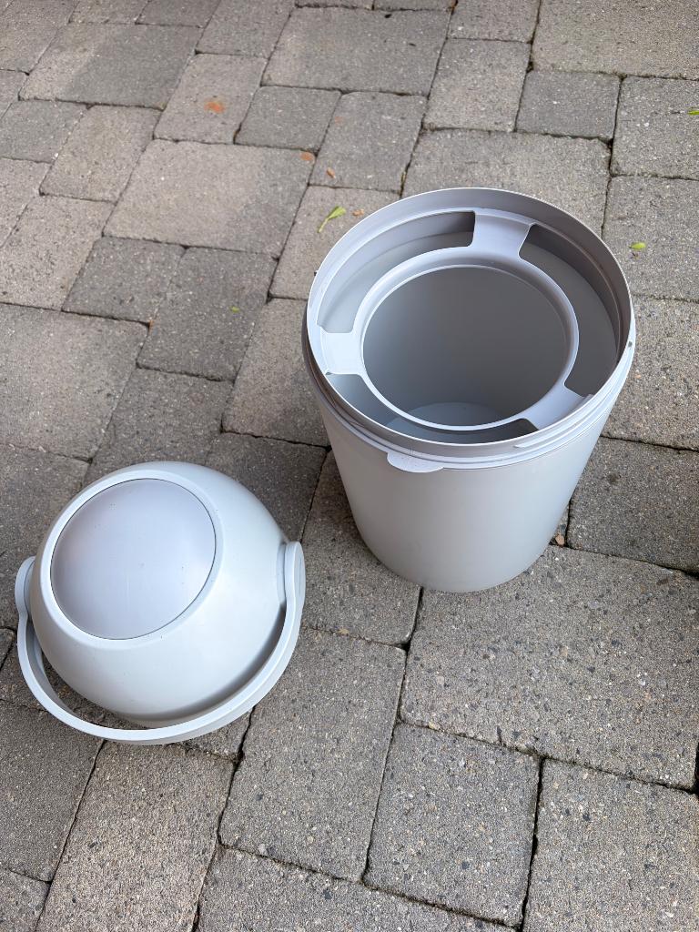 Poubelles à langes, Enlèvement, Neuf