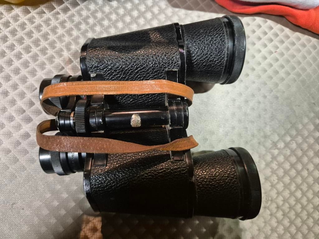 2 oude verrekijkers, Enlèvement