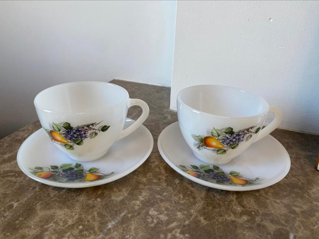 Tasses a café 2 Arcopal modele aux fruits, Enlèvement ou Envoi