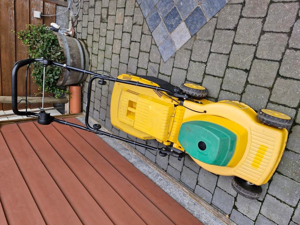 Machine à gazon Stiga très récente, Enlèvement, Comme neuf, Bac de ramassage