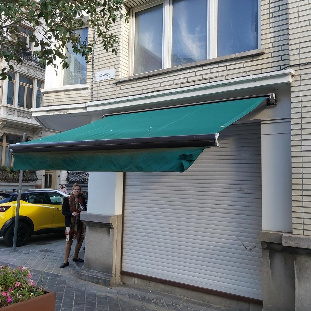 Auvent robuste de 2,80 de large avec une projection de 2 mèt, Jardin & Terrasse, À bras articulé, 250 cm à 450 cm, ., 150 à 300 cm