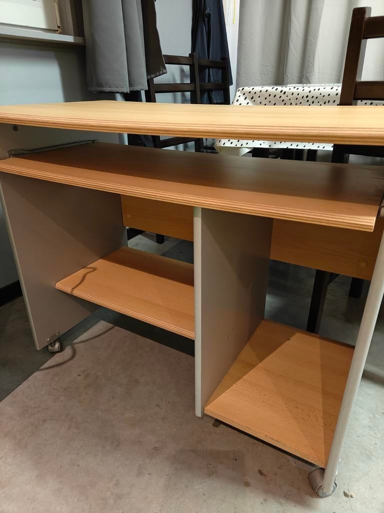 Table d'ordinateur sur roulettes, Enlèvement