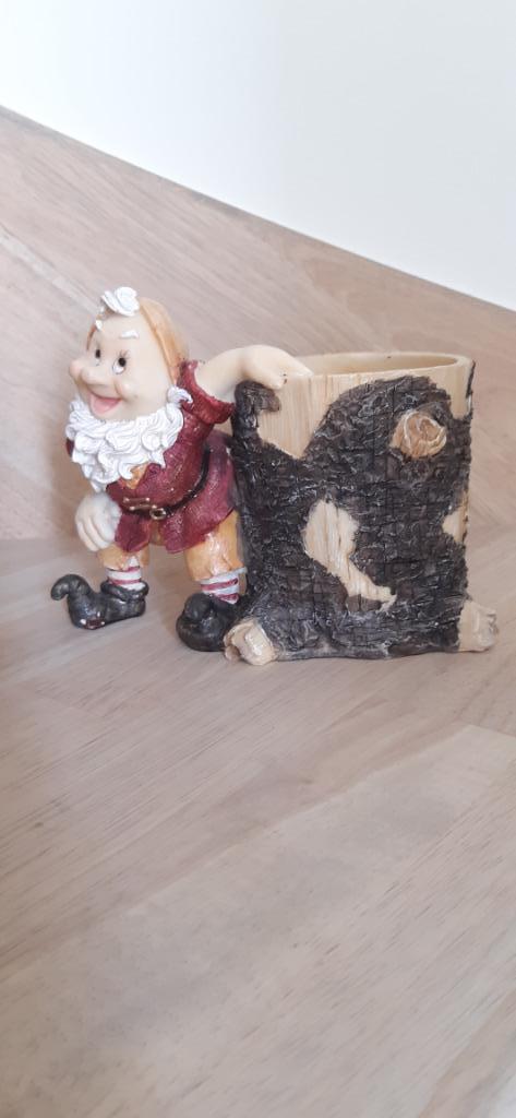 dwerg / kabouter met bloempot boomstam , pot 19x10cm , 14cm, Verzamelen, Beelden en Beeldjes, Ophalen of Verzenden, Zo goed als nieuw