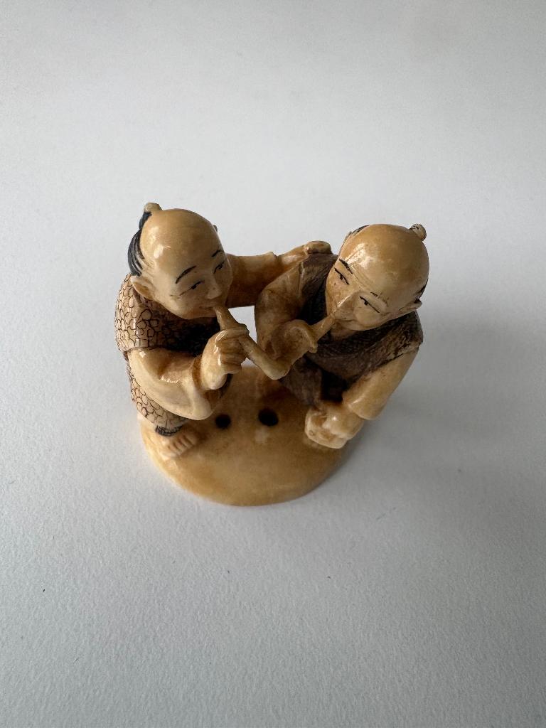 Netsuke 2 mannen met pijp, Ophalen of Verzenden