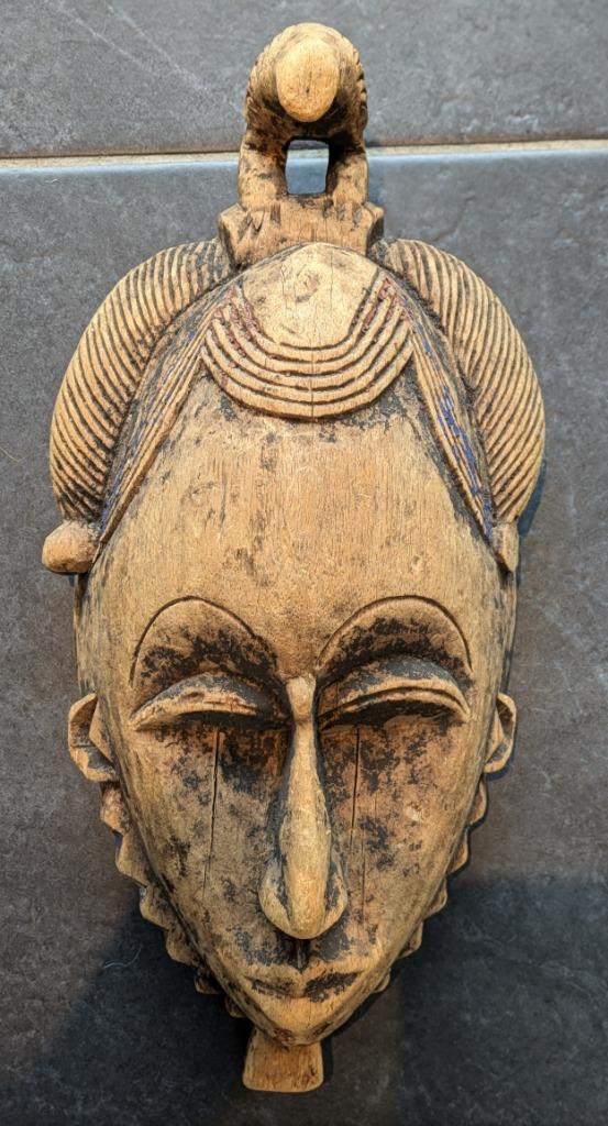 Masque africain en bois clair et traces de peinture, Antiquités & Art, Enlèvement ou Envoi