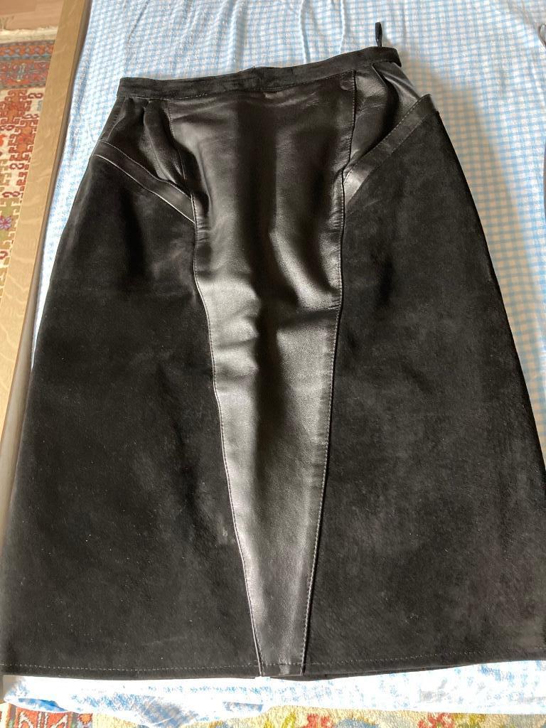 Jupe en cuir et mousse., Taille 38/40 (M), Enlèvement ou Envoi, Comme neuf, Sous le genou