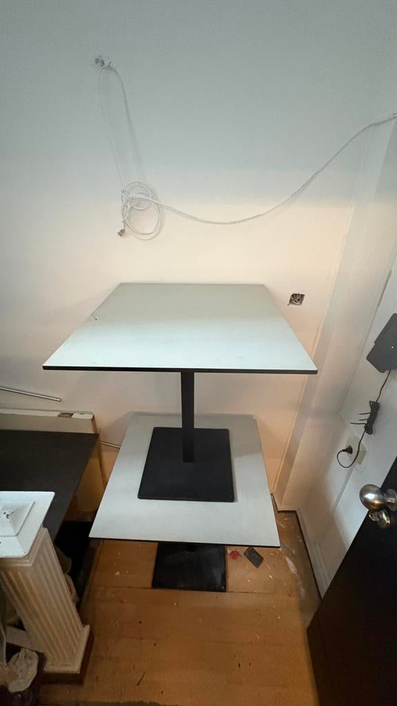 Table carré restaurant ou autre, Maison & Meubles, Bureaux, Comme neuf, Enlèvement ou Envoi