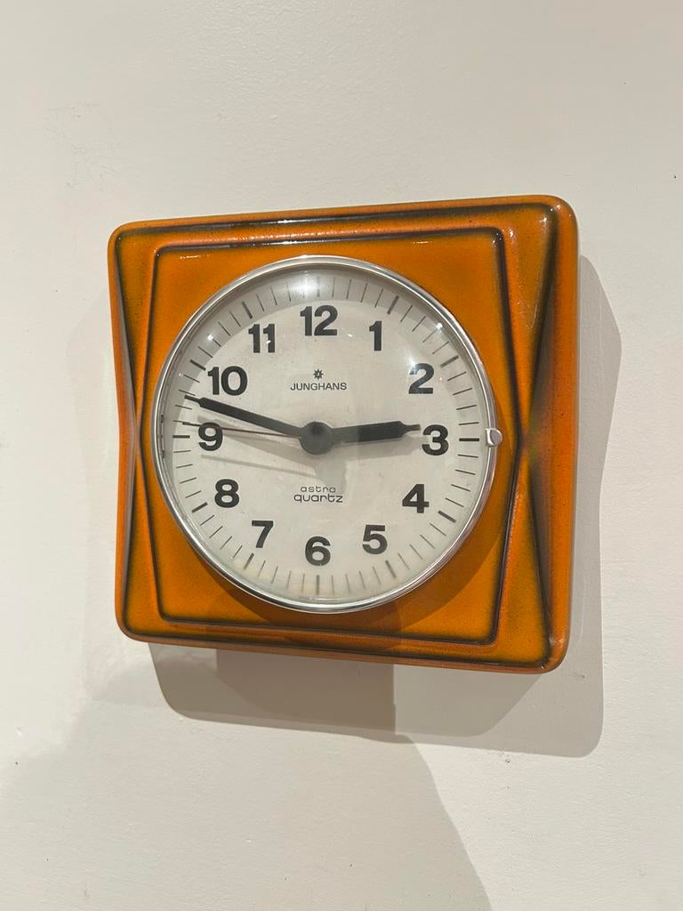 Vintage oranje wandklok junghans, Huis en Inrichting, Woonaccessoires | Klokken, Ophalen, Gebruikt, Wandklok