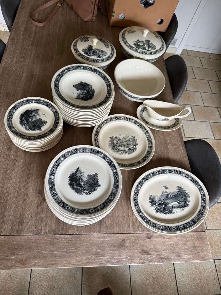 Boch La Louvière servieszwart/grijs landschap 12 personen, Antiek en Kunst, Antiek | Servies compleet, Ophalen