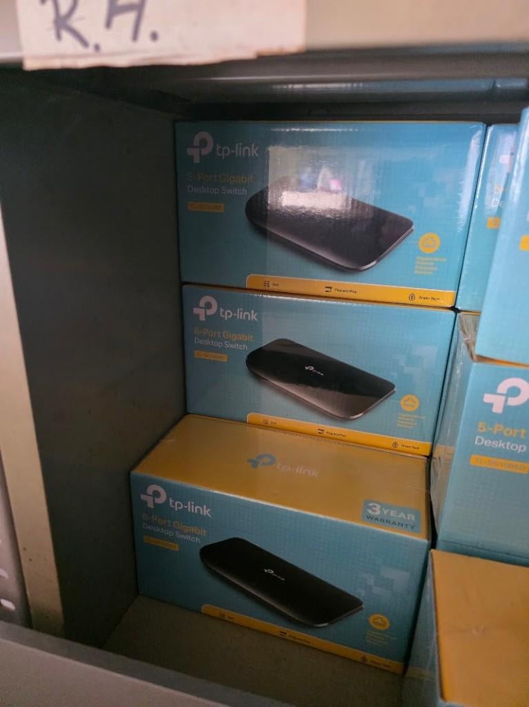 8 poort gigabit switch, Computers en Software, Netwerk switches, Ophalen, Nieuw