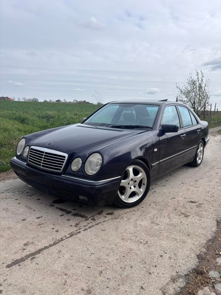 Mercedes E240 V6 Avantgarde Automaat Leer Schuifdak 180.000, Automaat, 4 deurs, Bedrijf, Grijs