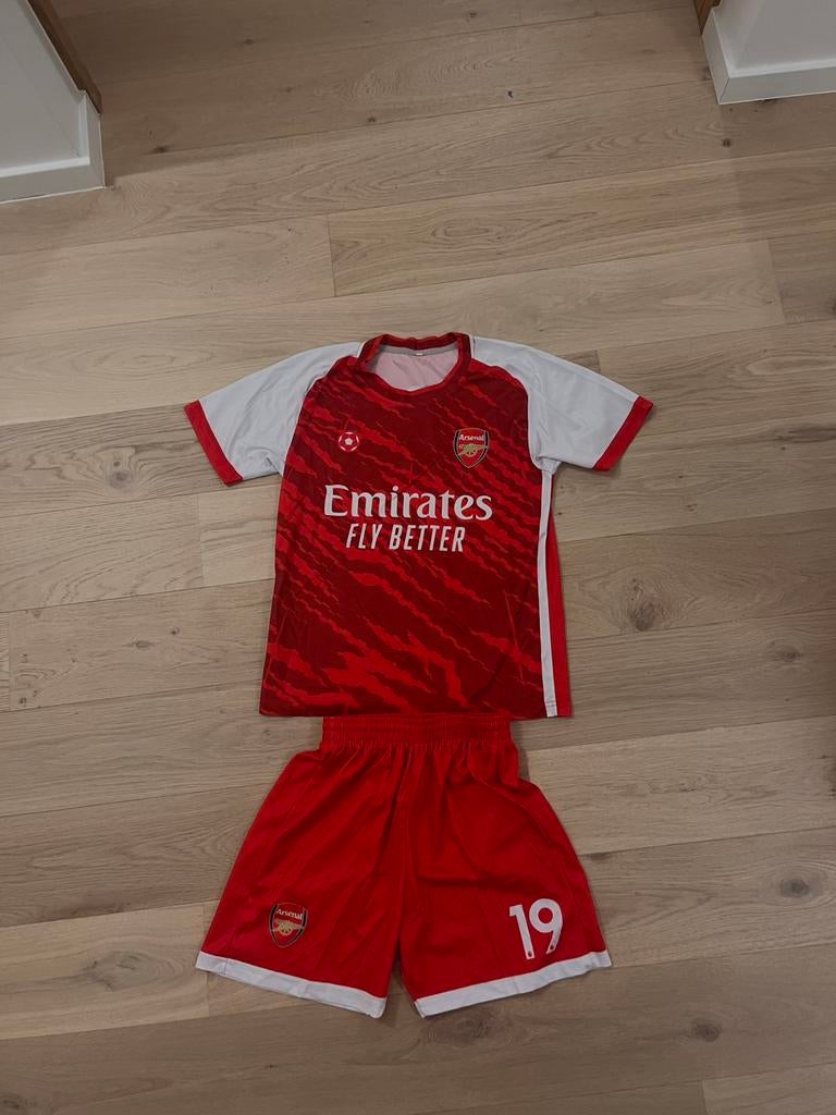 Arsenal Home Kit – Trossard #19 – Maat S – Shirt + Shorts, Maat S, Ophalen of Verzenden, Zo goed als nieuw, Shirt