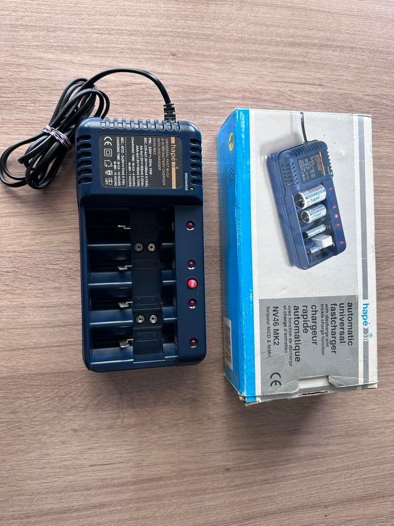 Batterijlader NiCD en NiMH batterijen, Ophalen of Verzenden, Gebruikt