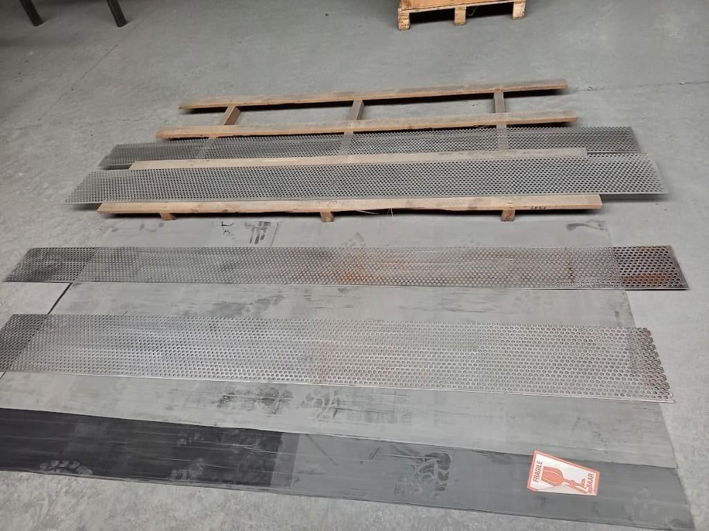 stukken geperforeerde stalen plaat 2 mm dik - gaten dia 10mm, Doe-het-zelf en Bouw, Metalen, Ophalen, Nieuw, IJzer