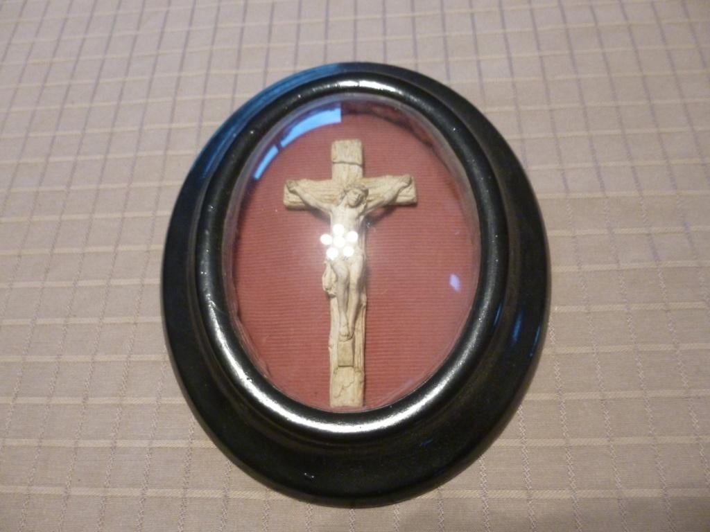 OUD KRUIS ACHTER GEBOGEN GLAS, Ophalen of Verzenden