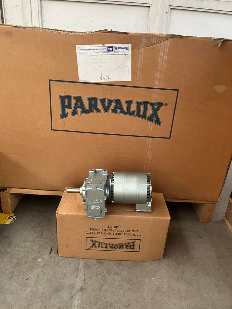 Moteur électrique PARVALUX + réducteur, Bricolage & Construction, Moteurs, Moteur électrique, Enlèvement ou Envoi