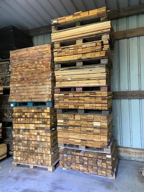 PLUSIEURS LOTS D'ÉTAGÈRES DISPONIBLES, Bricolage & Construction, Bois & Planches, Pin, Enlèvement, Utilisé, 25 à 50 mm