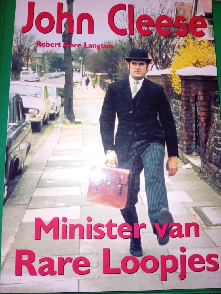 boek john cleese minister van rare loopjes, Boeken, Personen, Robert gore langton, Ophalen of Verzenden, Zo goed als nieuw