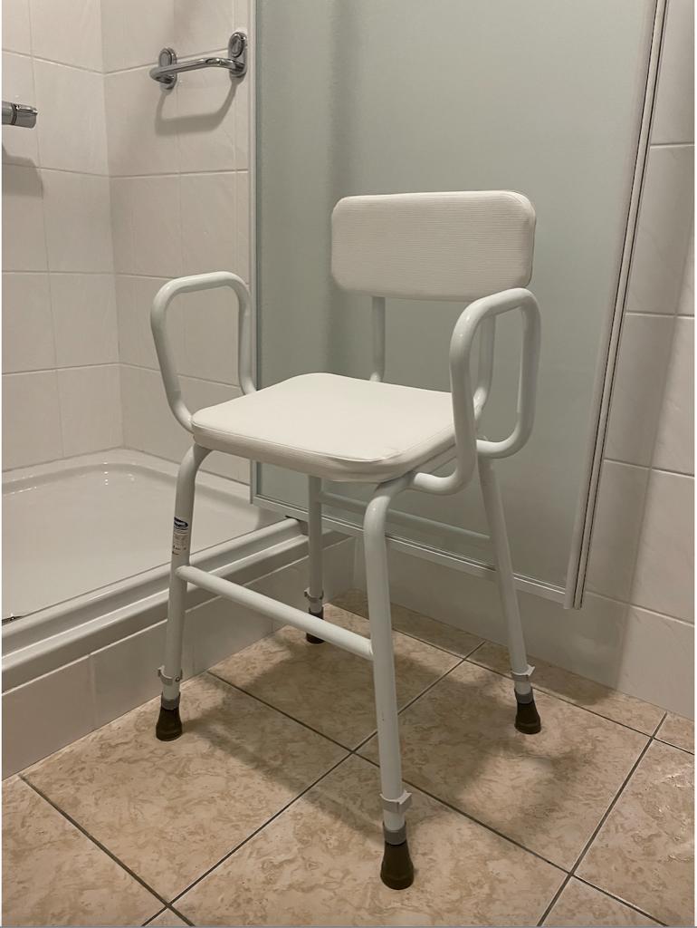 Chaise antidérapante avec dossier et accoudoirs, Moins de 100 cm, Comme neuf, Enlèvement, 50 à 100 cm