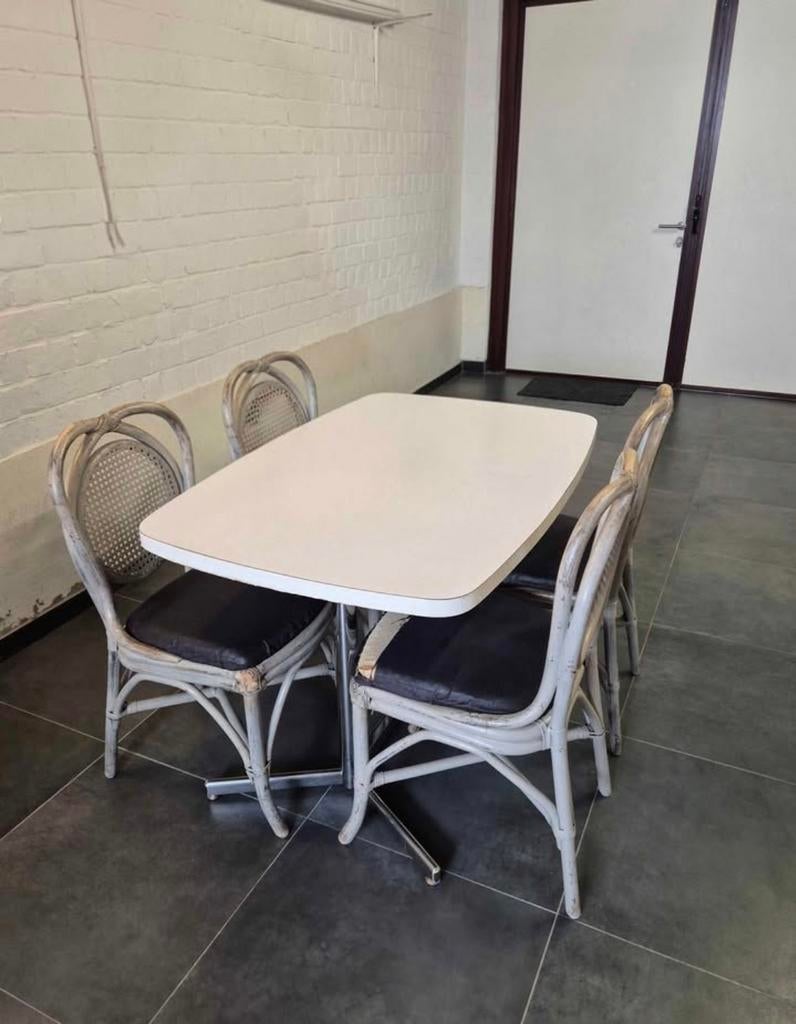 4 rieten stoelen + tafel – landelijk / bistro stijl, Ophalen