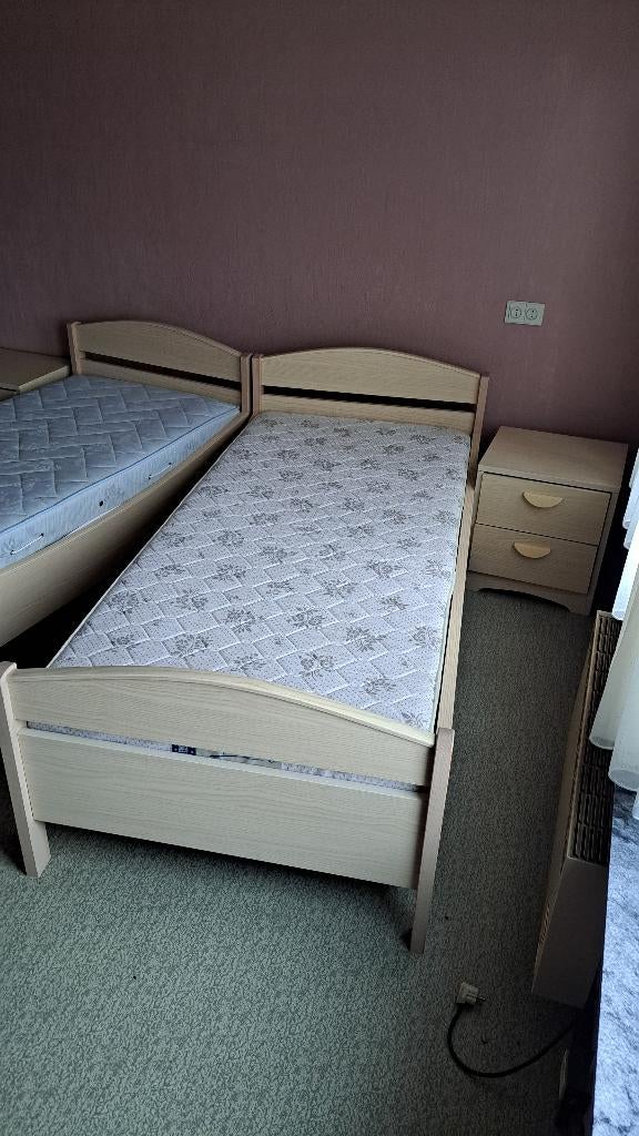 Chambre : 2 lits simples, placard et tables de chevet, Maison & Meubles, Chambre à coucher | Tables de chevet, Enlèvement, Utilisé