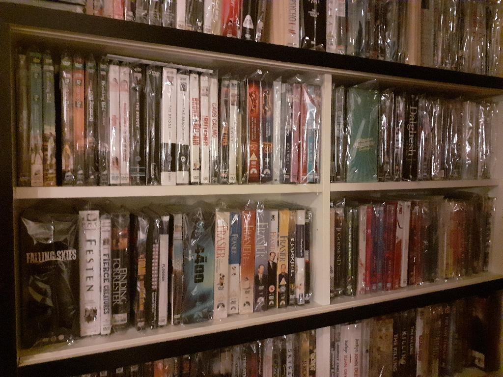 >250 films et séries (DVD). Tous les titres et prix indiqués, CD & DVD, Tous les âges, Enlèvement ou Envoi, Utilisé, Autres genres