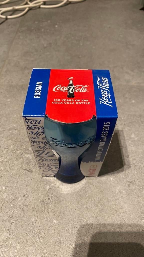 McDonald’s Coca-Cola Lim Ed Glas 2015 Russisch (blauw) box, Verzamelen, Glas en Drinkglazen, Nieuw, Frisdrankglas, Ophalen of Verzenden