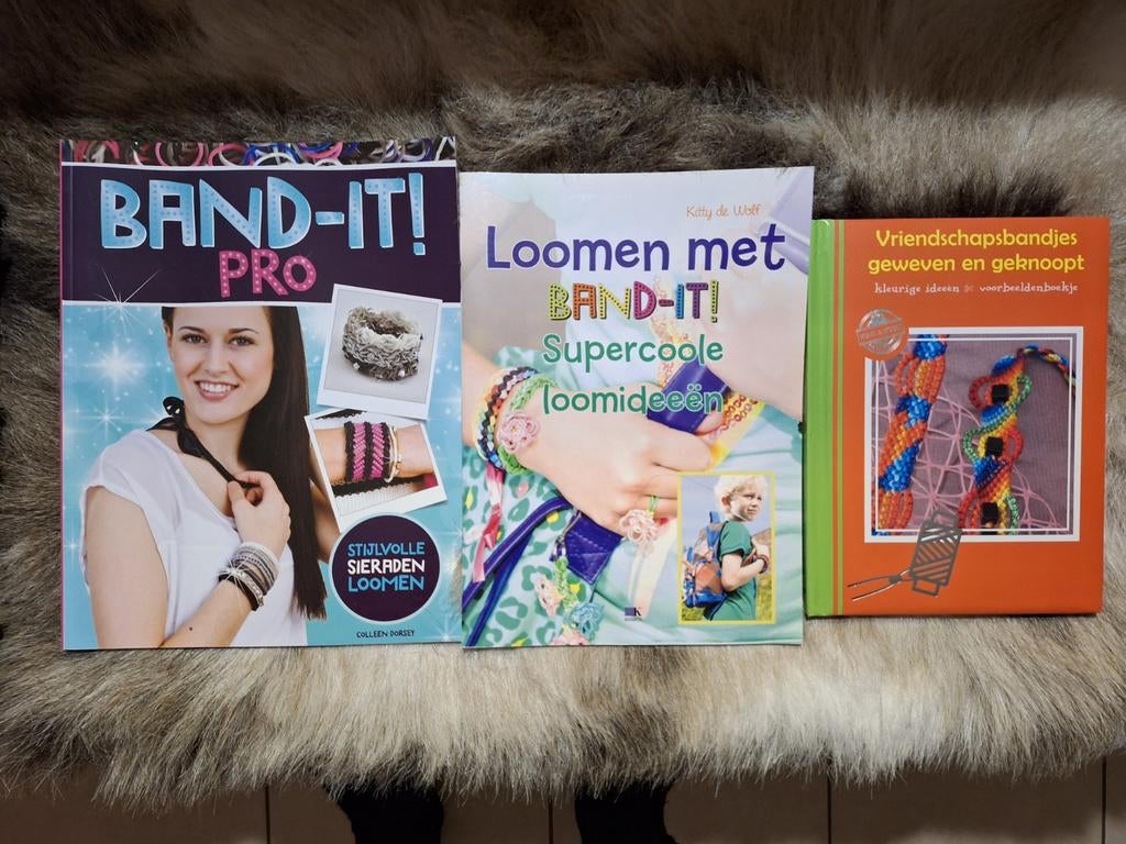 Grote doos loom + toebehoren + 3 handboeken, Ophalen of Verzenden
