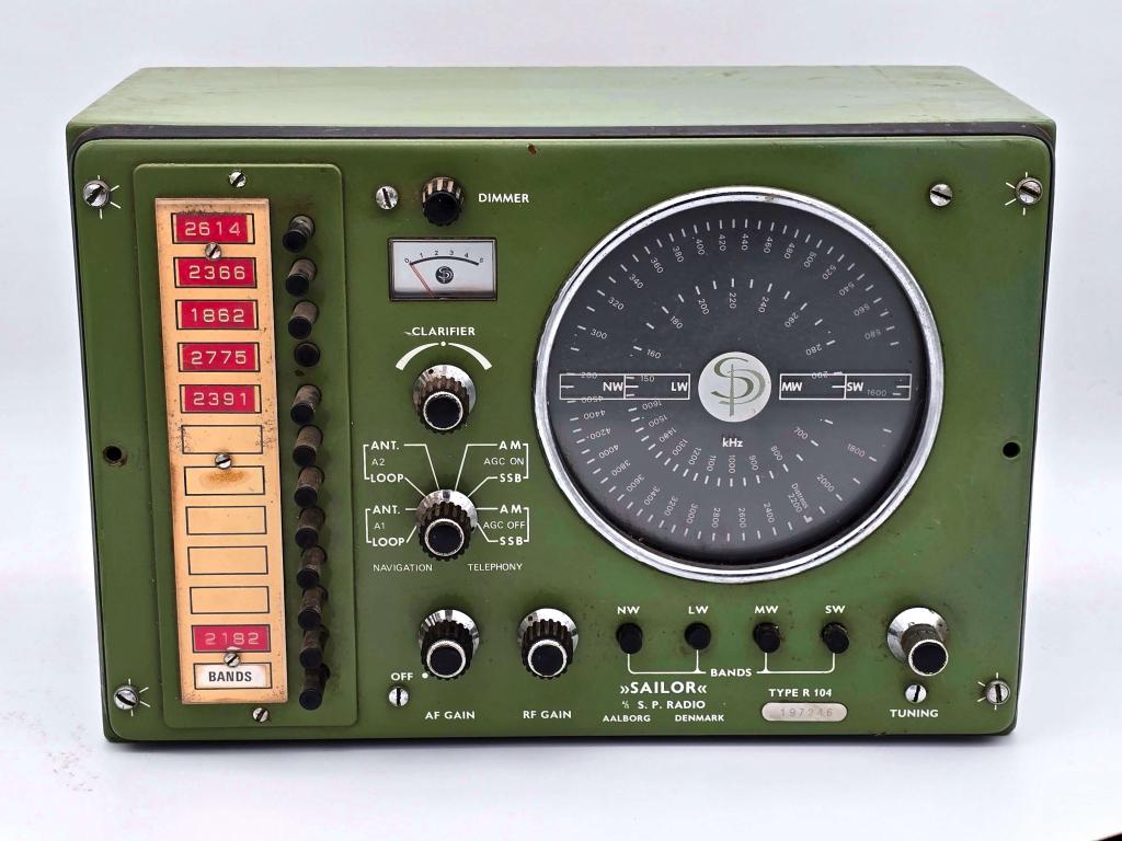 Vintage SAILOR scheepsradio wereldontvanger R104, Niet ingevuld, Enlèvement ou Envoi, Niet ingevuld, Utilisé