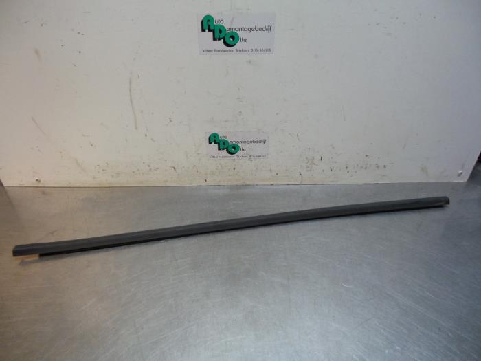 Joint de vitre d'un Volkswagen Polo (Polo 17-), Autos : Pièces & Accessoires, Volkswagen, -, 3 mois de garantie, Utilisé