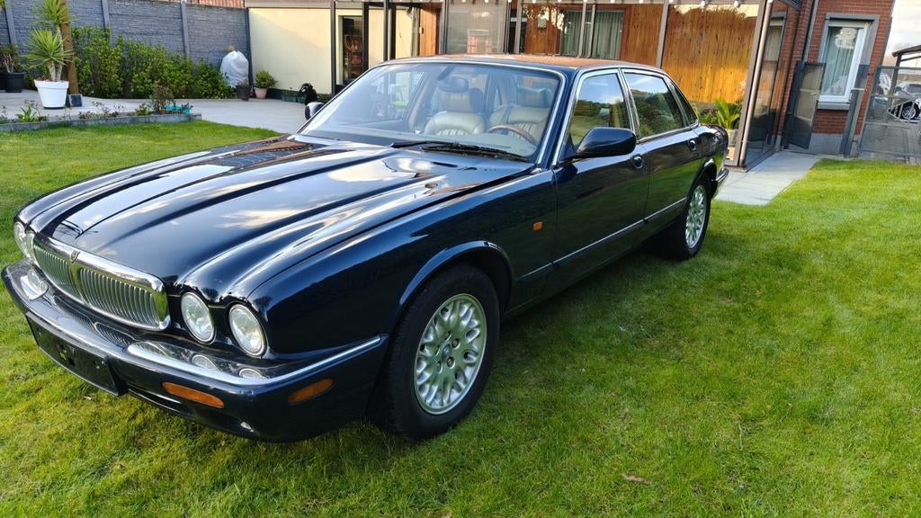 Jaguar XJ8 3.2 V8 – LAGE KM – VOLLEDIG ONDERHOUDEN, Auto's, Jaguar, Automaat, 4 deurs, 174 kW, Blauw