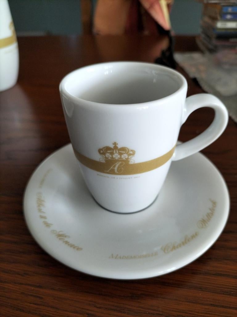 Tasse et soucoupe Albert et Charlène de Monaco, Envoi