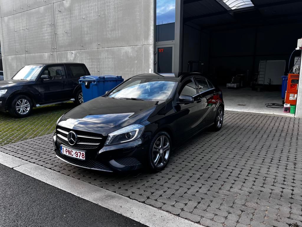 Mercedes-Benz a180 2013, Auto's, Mercedes-Benz, 1600 cc, Leder en Stof, Zwart, 5 deurs