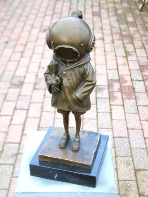 Het meisje in het bronzen pak signeerde BANKSY., Ophalen, Brons