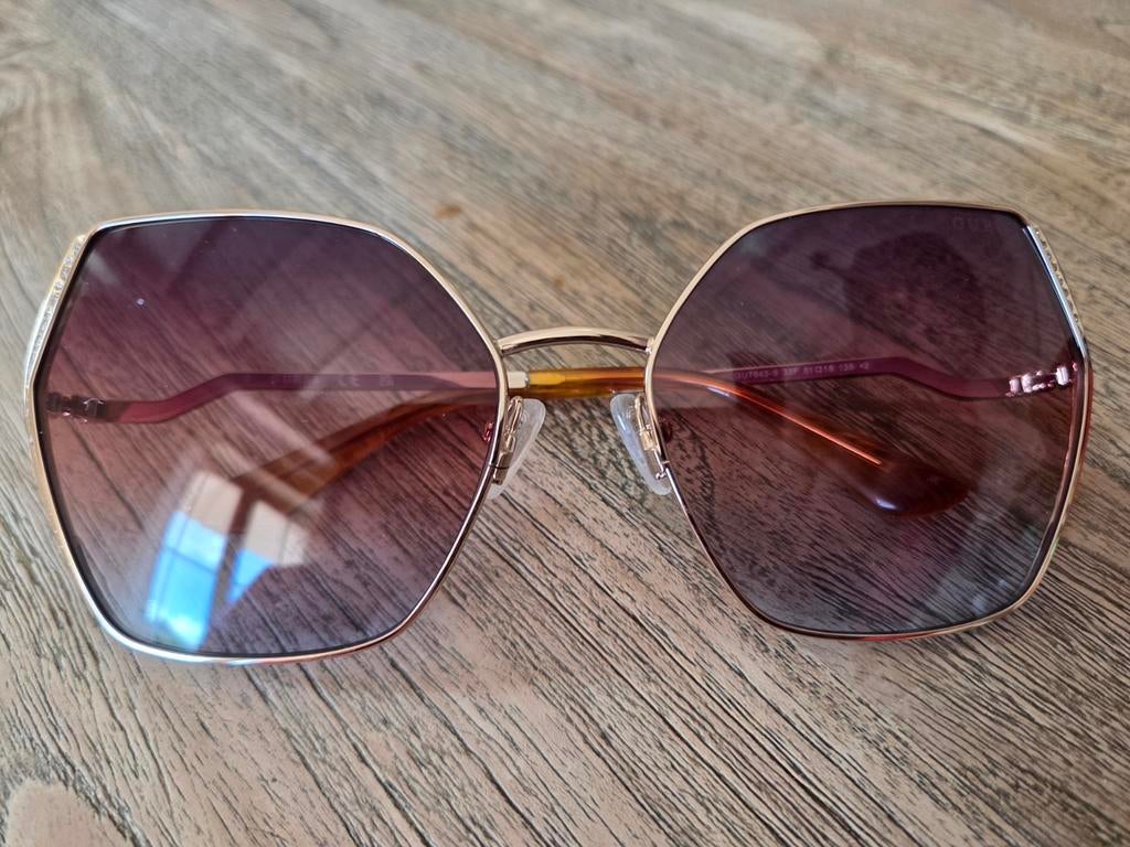 Zonnebril guess swarovski, Handtassen en Accessoires, Zonnebrillen en Brillen | Dames, Ophalen, Zonnebril